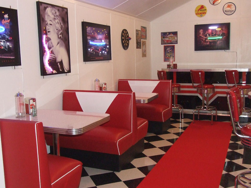 <b>How to decorate in American 1950s retro diner style</b>